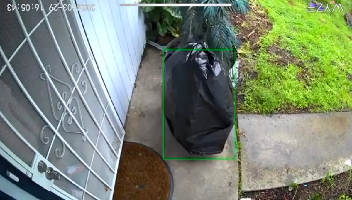 Szemeteszsákokat vett fel a térfigyelő kamera: hirtelen mozogni kezdett - Videó
