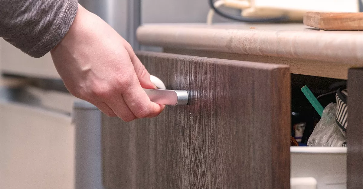 Kihúzta a fiókot a hálószobában a nő: megdöbbent, mi volt benne - Fotó