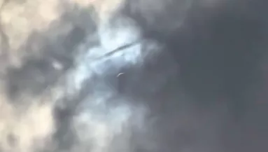 Titokzatos tárgy jelent meg a napfogyatkozás alatt a felhők felett - Videó