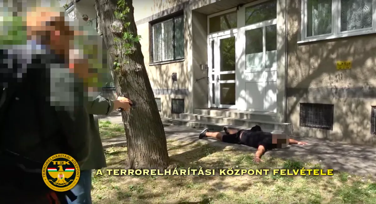 Véget ért a biznisz: 13 milliót, 1 millióért aranyat, autót is lefoglaltak a zsaruk - Fotók