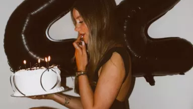 Személyre szabott tortát rendelt a lány: amikor meglátta, sírva kezdett el röhögni - Fotó