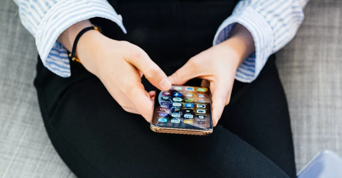 Te hogyan fogod a telefonodat? Ezt árulja el rólad