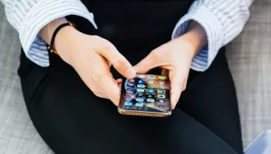 Te hogyan fogod a telefonodat? Ezt árulja el rólad