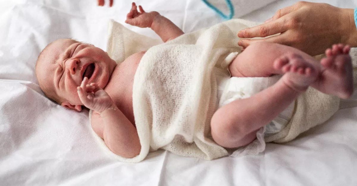 Átadta a szülésznő a babát az anyának: azonnal megrémült, amikor pelenkázni kezdte - Videó