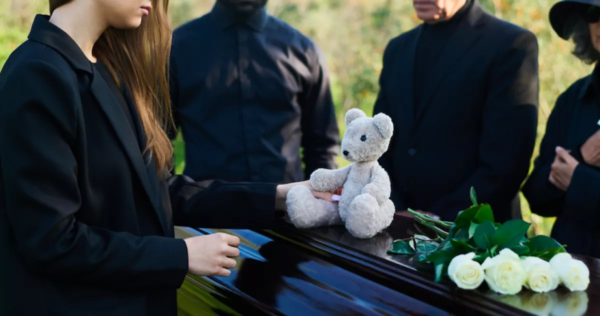 Szenteltvízzel locsolták meg a babát a temetésén: aztán rémisztő dolog történt