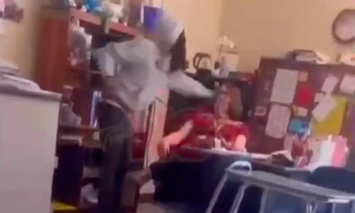 Iskolai erőszak: ököllel ütötte arcon a tanárát egy diák a tanórán - videóra vették