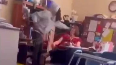 Iskolai erőszak: ököllel ütötte arcon a tanárát egy diák a tanórán - videóra vették