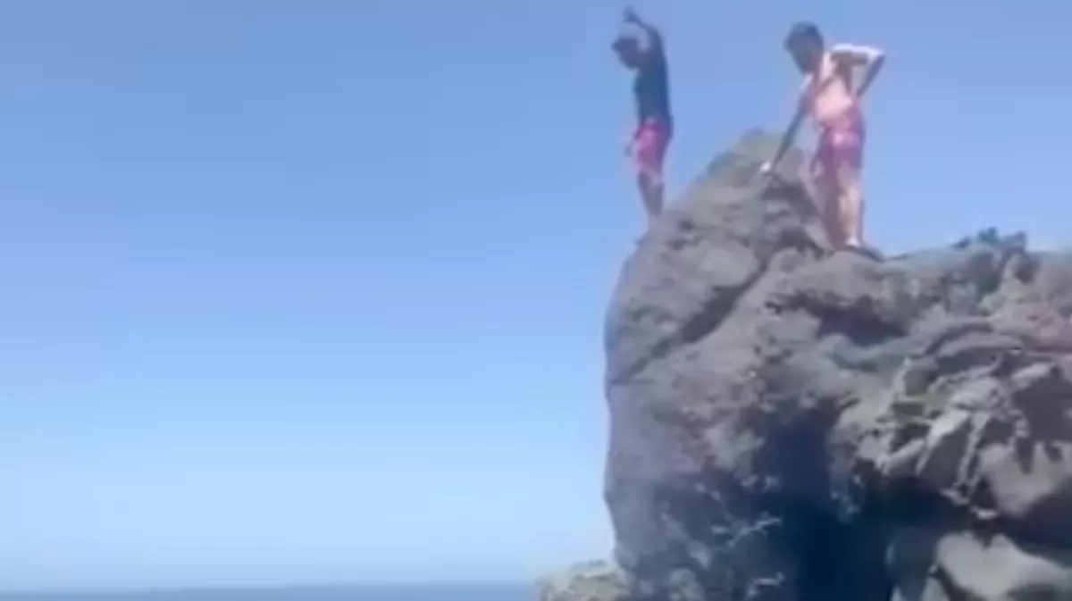 Ugrás a végzetbe: a likeokért vetette le a szikláról magát, nem a tengerbe sikerült - Videó
