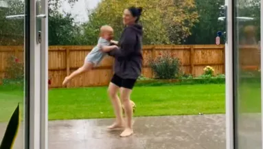 Kétéves fiával táncol azt esőben az anyuka: elképesztő, mit mond neki a gyerek 2 évvel később - Videó