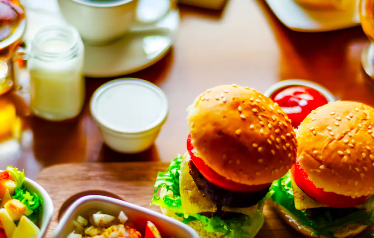 Perel a család: maradandó agykárosodása lett a kislánynak a gyorséttermi menütől