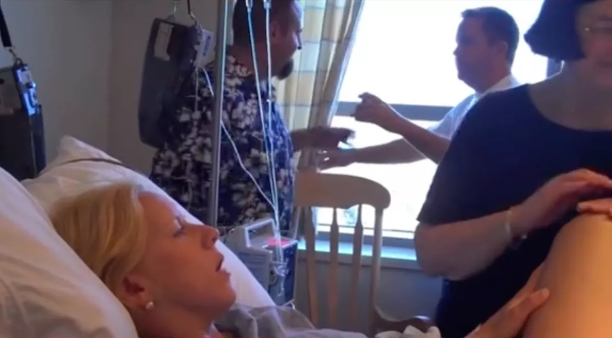 Szóhoz sem jutott a nő a szülés után, amikor meglátta, mit csinál a férje - Videó