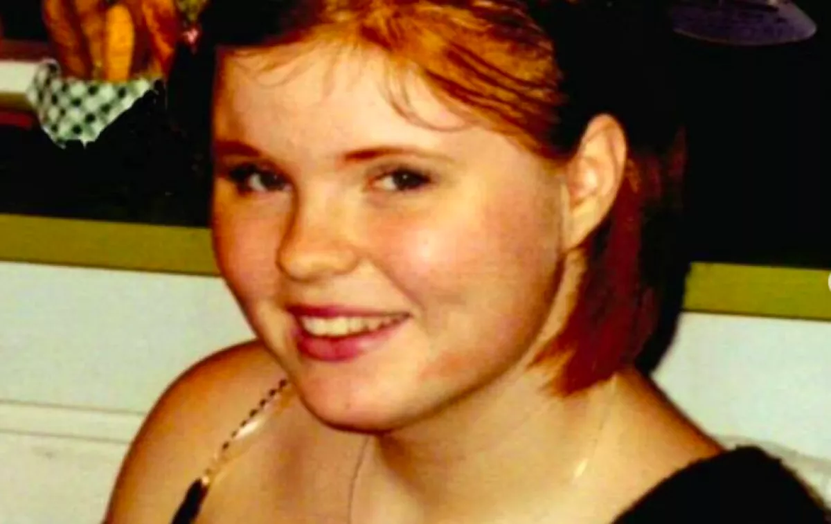 A szomorú lány kemény döntés hozott: sokkoló, hogy néz ki ma - Fotó