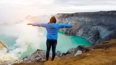 A vulkán kráterénél fényképezte le a feleségét a férfi: néhány másodperc múlva halott volt - Fotó