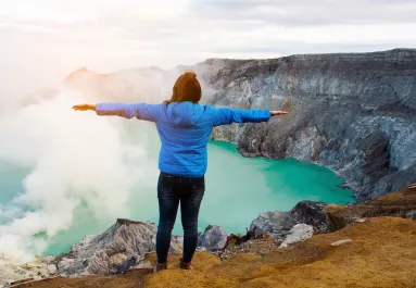 A vulkán kráterénél fényképezte le a feleségét a férfi: néhány másodperc múlva halott volt - Fotó