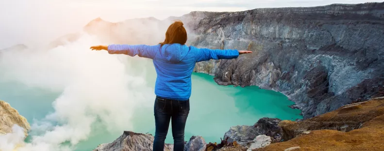 A vulkán kráterénél fényképezte le a feleségét a férfi: néhány másodperc múlva halott volt - Fotó