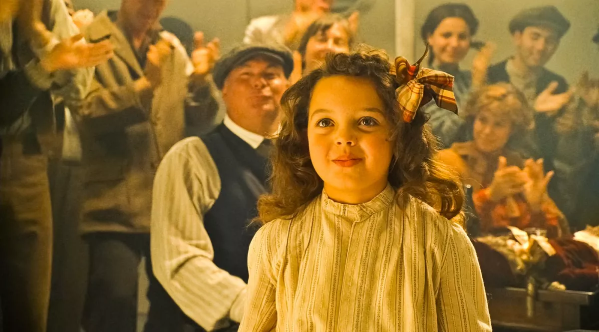 A Titanic cuki kislánya volt: így néz ki ma DiCaprio filmbéli táncpartnere - Fotó