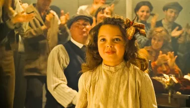 A Titanic cuki kislánya volt: így néz ki ma DiCaprio filmbéli táncpartnere - Fotó