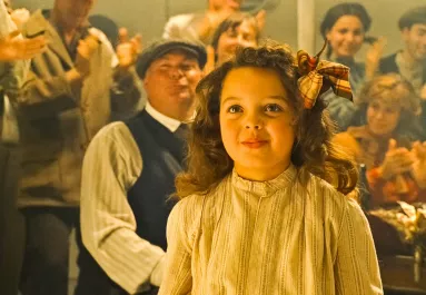 A Titanic cuki kislánya volt: így néz ki ma DiCaprio filmbéli táncpartnere - Fotó