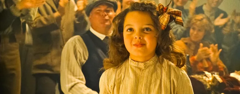 A Titanic cuki kislánya volt: így néz ki ma DiCaprio filmbéli táncpartnere - Fotó