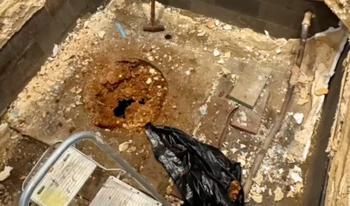 Megdöbbent a házaspár: a házfelújítás során egy másik világa nyíló ajtó került elő - Videó