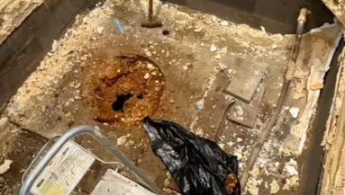 Megdöbbent a házaspár: a házfelújítás során egy másik világa nyíló ajtó került elő - Videó