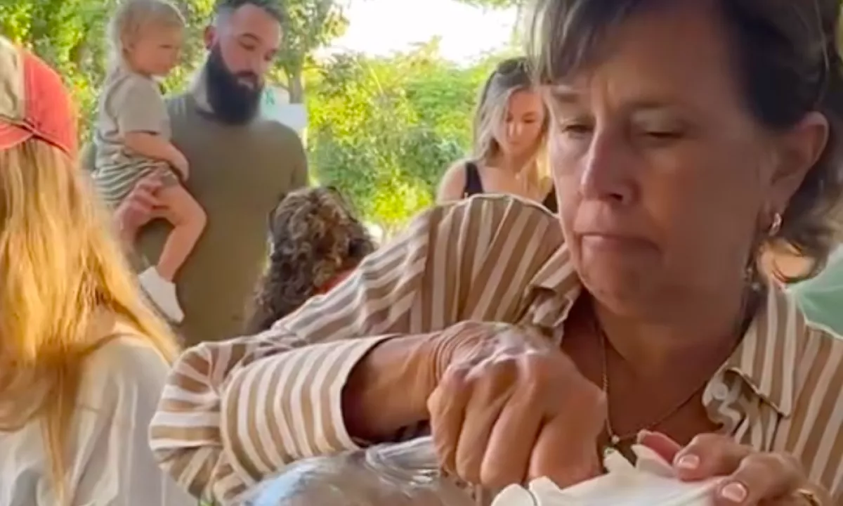 Nem akarta ott hagyni a koktélt a nő a bárban: amit tett, zseniális - Videó