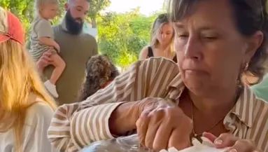 Nem akarta ott hagyni a koktélt a nő a bárban: amit tett, zseniális - Videó