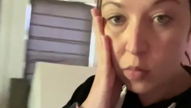 Szörnyeket hall a kislány éjszaka a szobájában: az anyuka szörnyű felfedezést tett - Videó