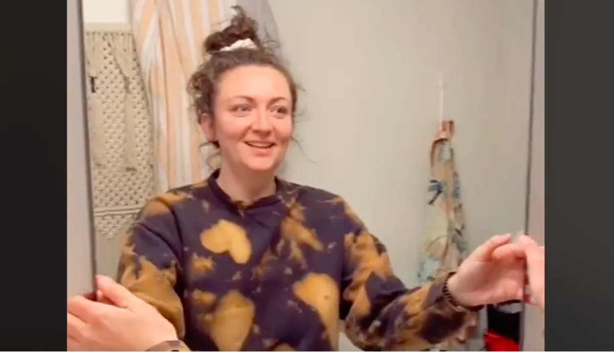 Huzatot érzett a fürdőszobatükör mögött a nő: hátborzongató felfedezést tett - Videó