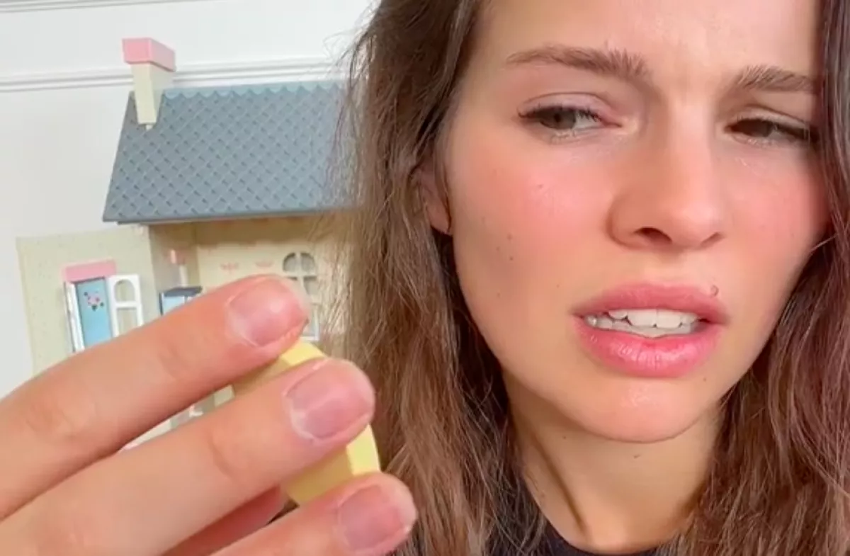 Kiakadt az anya, milyen tárgyat talált a lánya babaházában - Videó