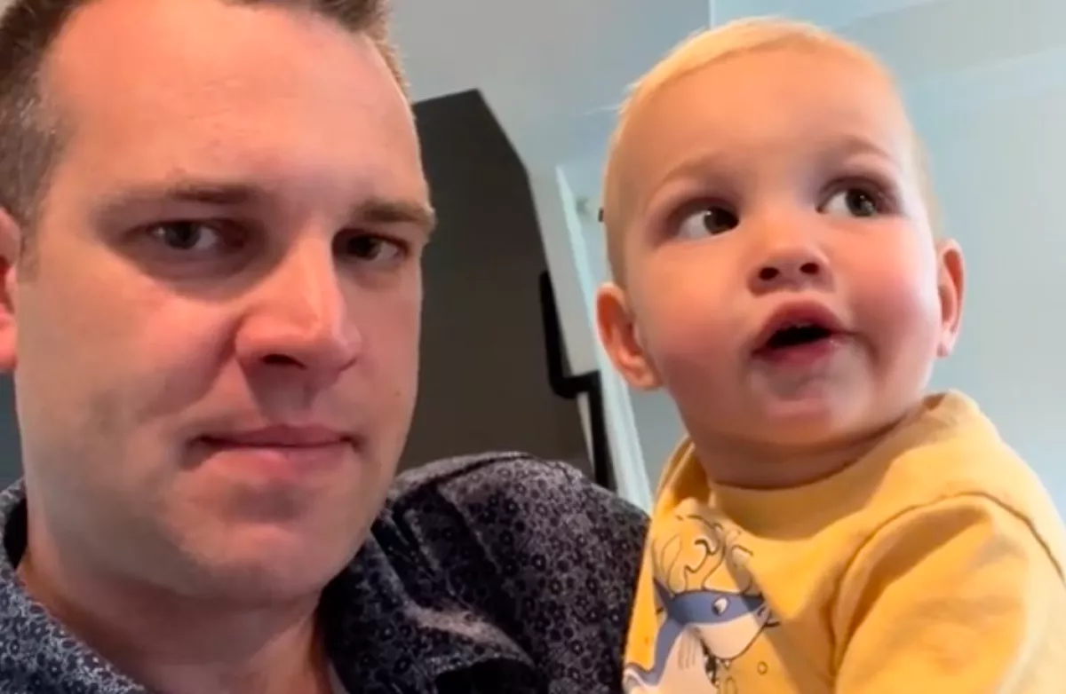 Megkérdezte az apa a fiát, milyen hangja van anyának: a kicsi reakcióján milliók nevetnek - Videó