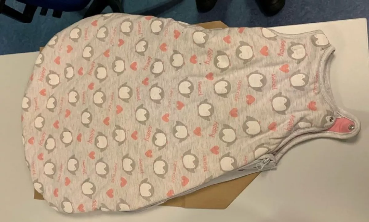 Kórházi WC-ben hagytak egy csecsemőt - Ki ismeri fel ezt a hálózsákot?