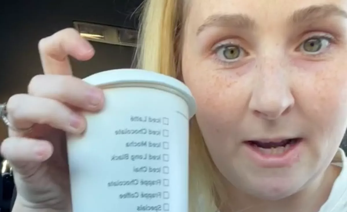 Meg akarta inni a Meki jegeskávéját a nő: aztán leesett az álla - Videó