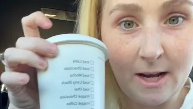 Meg akarta inni a Meki jegeskávéját a nő: aztán leesett az álla - Videó