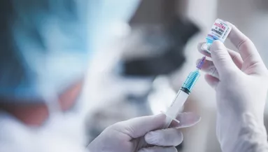 Az AstraZeneca elismeri a koronavírus vakcinája halálos mellékhatását