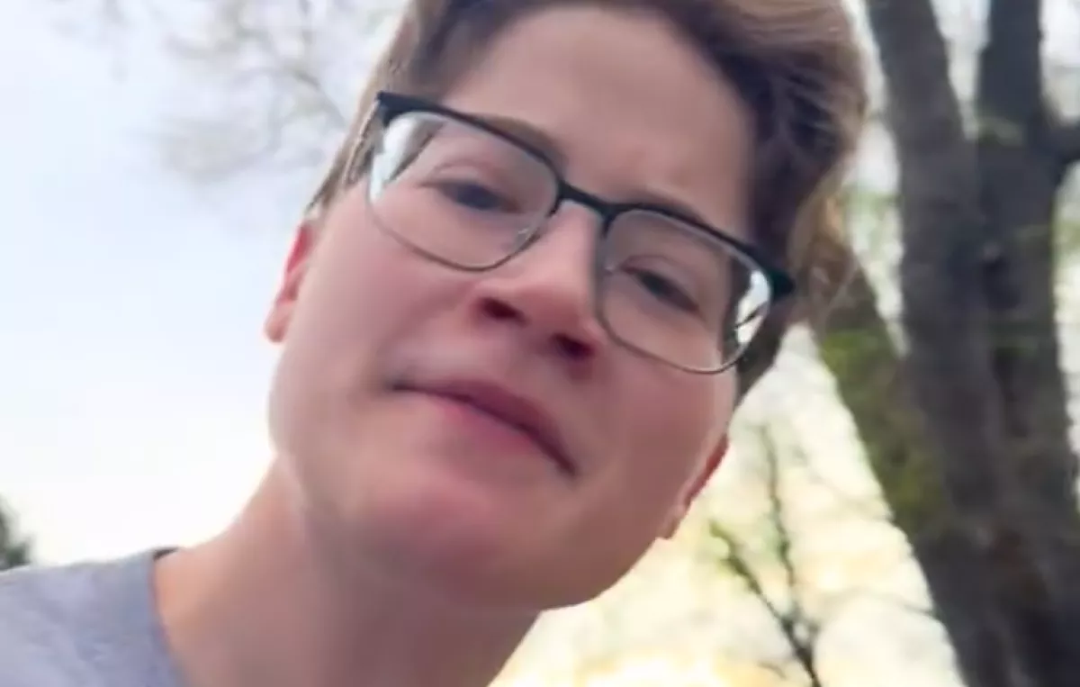 Pánikszerűen kereste a nő az üvöltő kutyáját: amikor felnézett, elállt a lélegzete - Videó