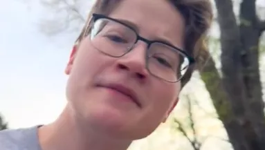 Pánikszerűen kereste a nő az üvöltő kutyáját: amikor felnézett, elállt a lélegzete - Videó