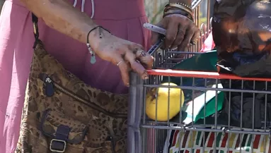 Sokkoló képek: rohad a keze, a foga a 41 éves szupermodellnek - Ebédet guberál egy kukában