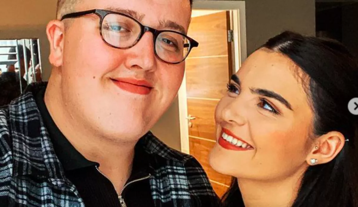 Kihullott a 23 éves lány haja a kemoterápiától: amit a párja tesz, sírásig hatja meg az embereket - Videó