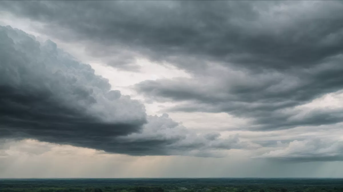 Frissítették a riasztást: 5 vármegyében leszakad az ég