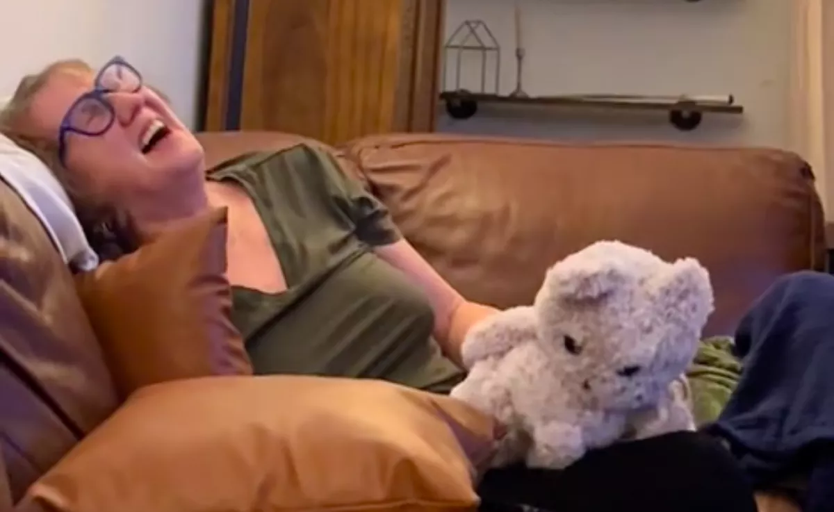 "Ó, Istenem, ez hatalmas!" - Varrás közben hibázott a nagyi: plüssállaton röhög a világ - Videó