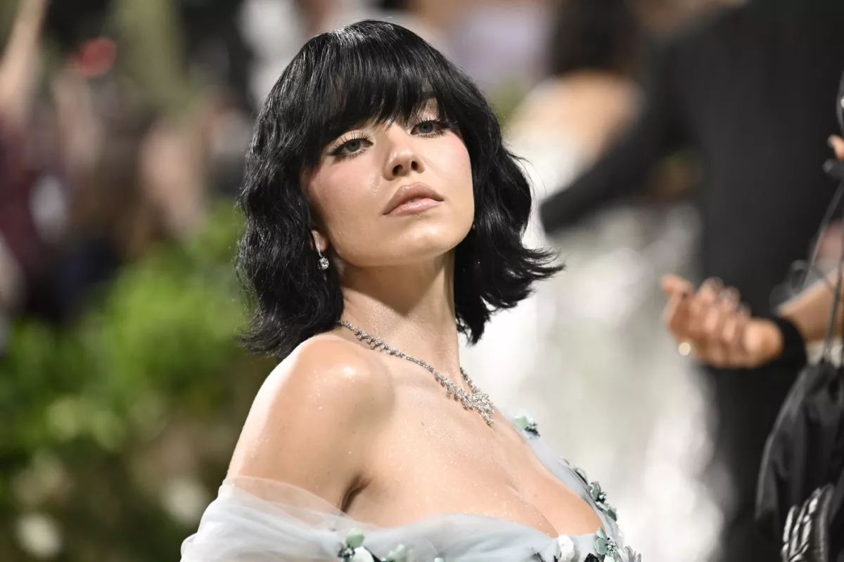 Brutális villantások az idei MET-gálán - Rita Ora függönyben, Emily meztelenül érkezett - Fotók