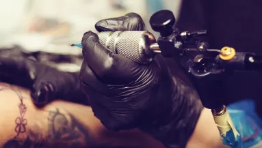 Egyvonalas tetkó! Íme a legszebb motívumok nőknek - Fotók