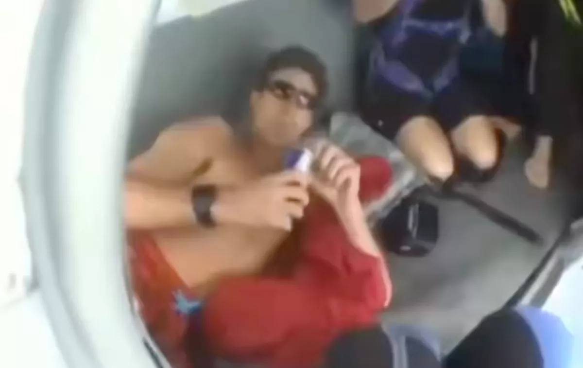 Videó rögzítette: ernyő nélkül vetette a mélybe magát egy férfi egy repülőről - Videó