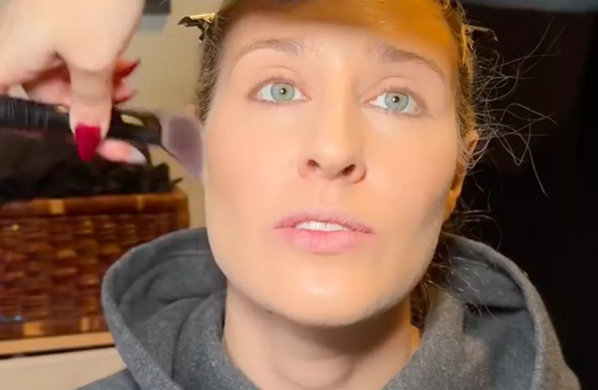 Kisminkelte nővérét a 25 éves lány: a végeredménytől leesik az emberek álla - Videó