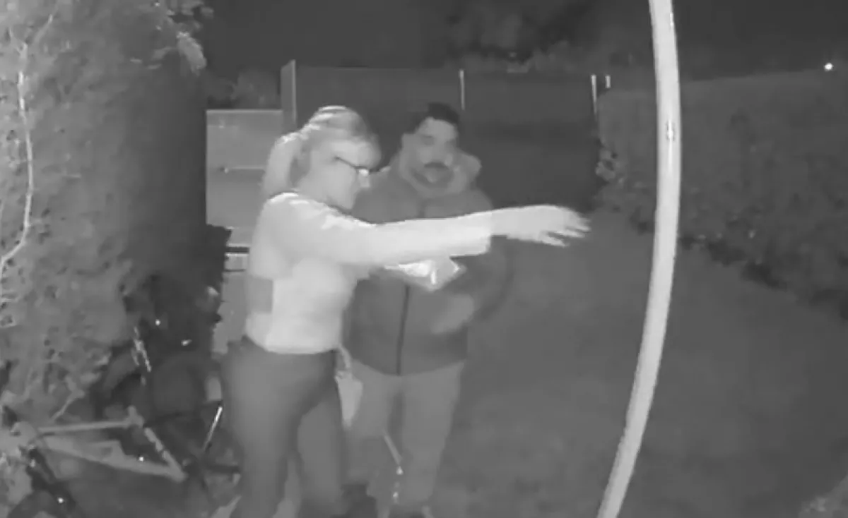 Memória kieséssel ébredt a nő: miután megnézte a biztonsági kamera felvételét, nyelt egy nagyot - Videó