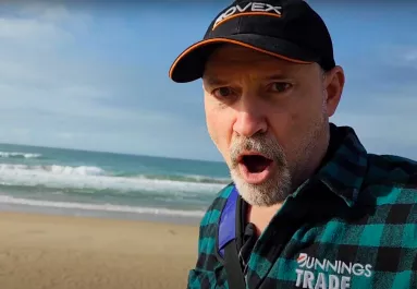 Elállt a halász lélegzete, amikor meglátta a partot - "Mi a fene folyik itt?" - Videó