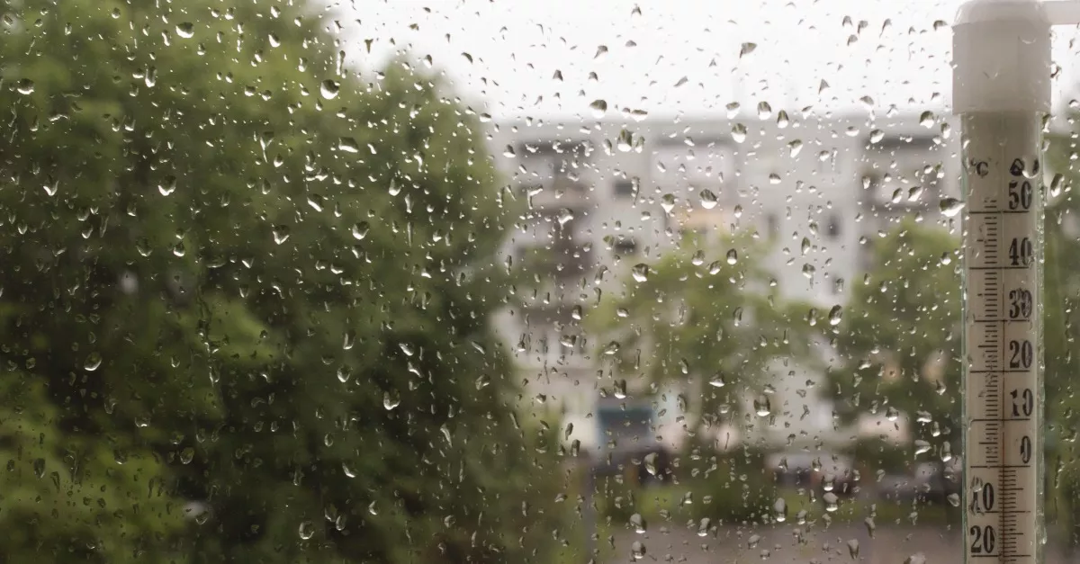 65 km/h-s szél, zivatarok, jég: 8 vármegyére frissítették a riasztást