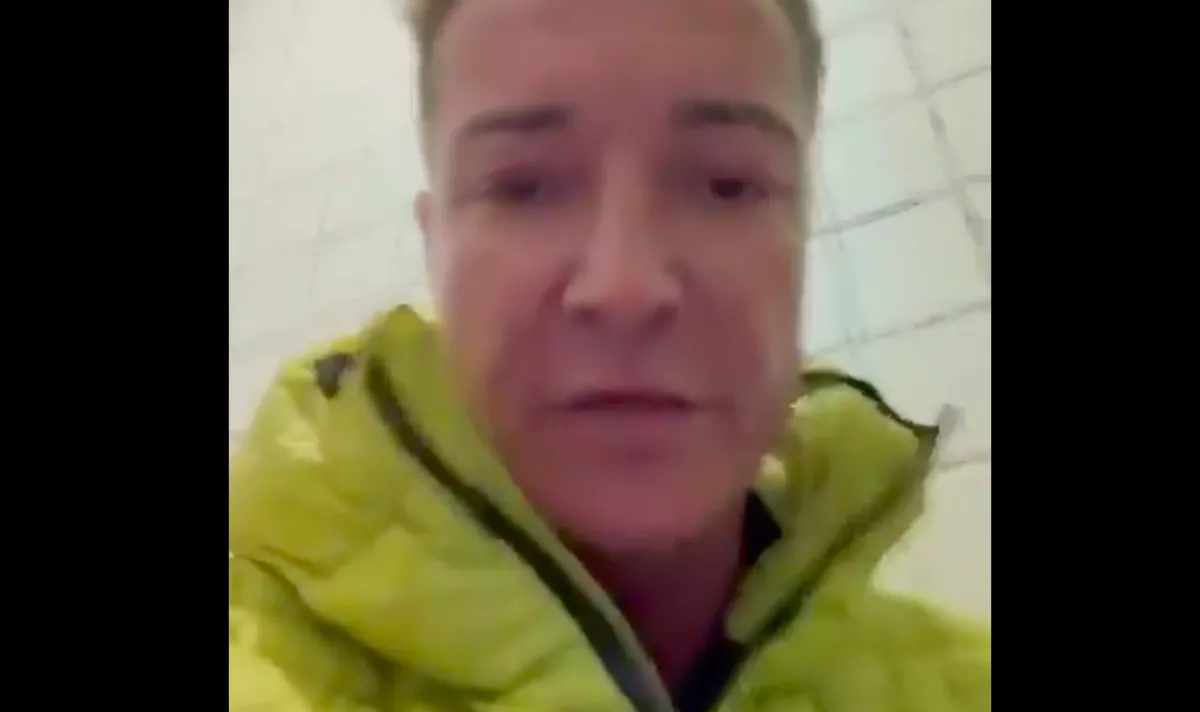 Sokkoló videó: WC-t és WC-kefét nyalogat a liberális párt jelölte - Közleményt adtak ki