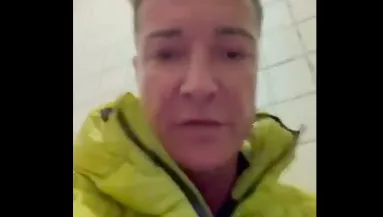 Sokkoló videó: WC-t és WC-kefét nyalogat a liberális párt jelölte - Közleményt adtak ki